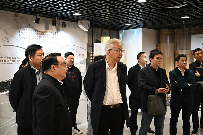 區(qū)領導馮捷察看“荷畔廉聲”嘉定區(qū)全面從嚴治黨警示教育基地